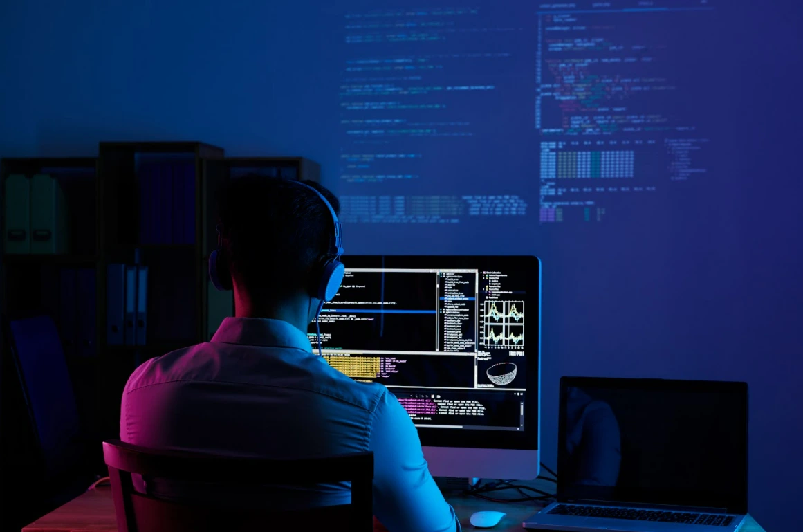 Escritorio de desarrollo con código en pantalla