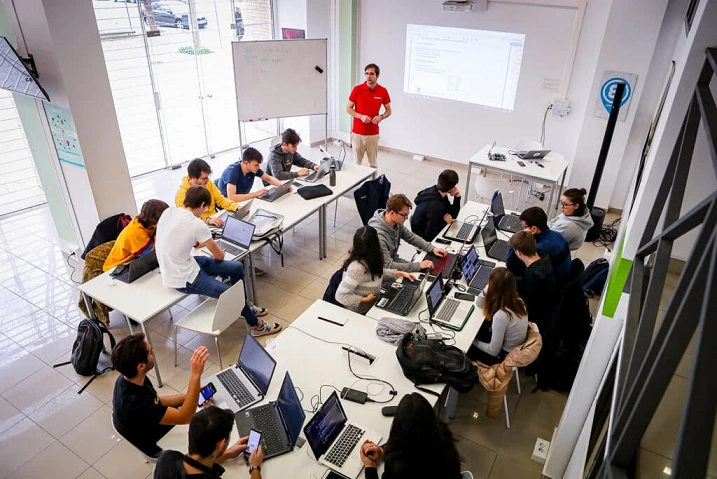 Grupo de participantes trabajando en una sesión de capacitación